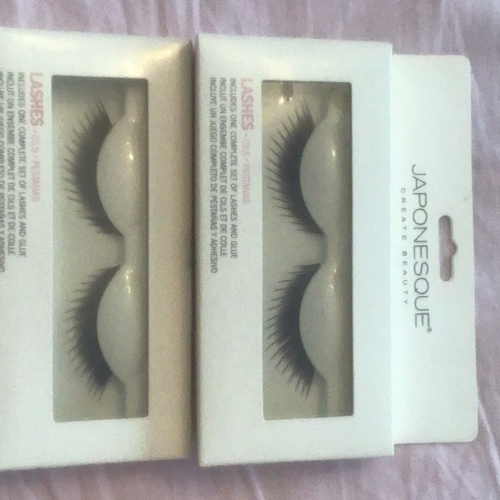 Set of 2 Japonesque eyelashes, BNIB with glue.